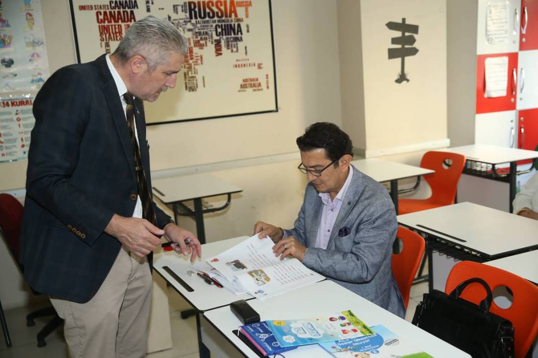 Hafızasını kaybedince okuma yazmayı da unuttu! 49 yaşındaki iş insanı, yeniden ilkokula başladı 1